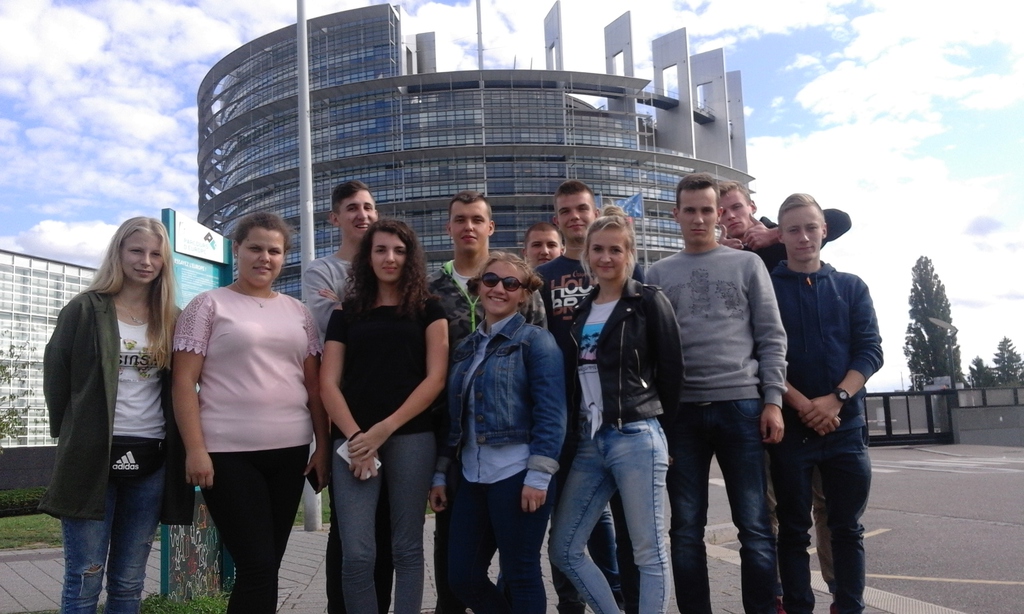 2. w tle Europarlament.jpeg